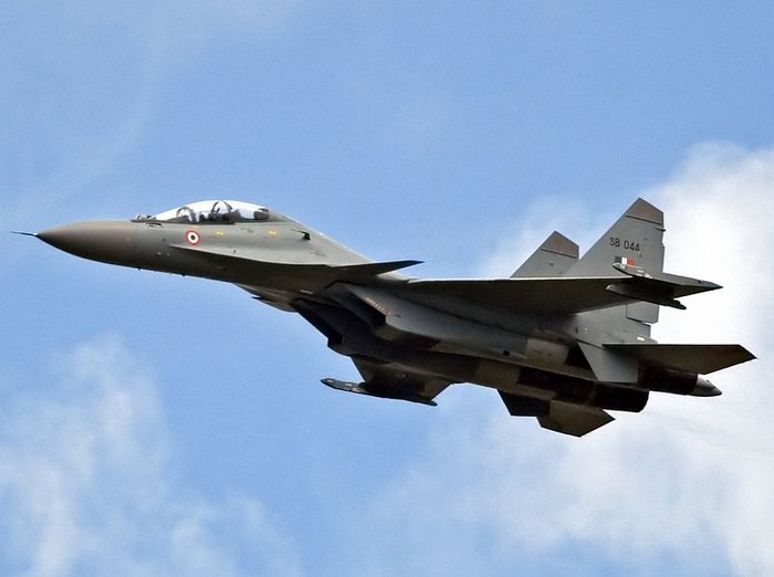 Tiêm kích Sukhoi Su-30MKI của Không quân Ấn Độ thuộc dòng tiêm kích hành trình tầm xa, trang bị vũ khí hạng nặng và có khả năng hoạt động trong mọi loại điều kiện thời tiết.